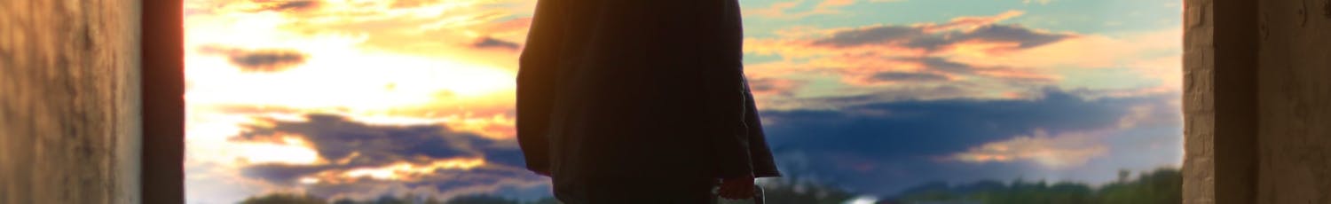 mann går mot solnedgang